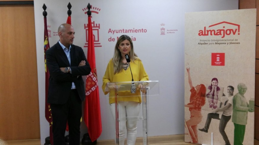 La concejala de Mayores Paqui Pérez, durante la presentación del proyecto 'Almajov!'