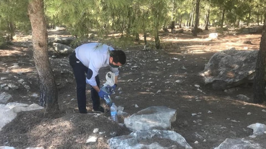 El alcalde de Albudeite recogiendo la basura