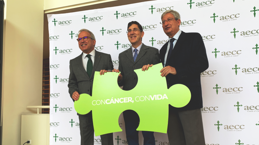 Felipe Coello, concejal de Salud, Manuel Villegas, consejero de Salud, y Manuel Molina, presidente de la AECC en Murcia. ASR