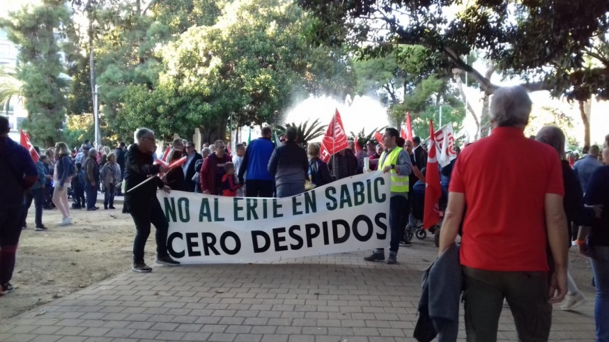 Un millar de personas se manifiestan por el ERTE que afecta a trabajadores de Sabic