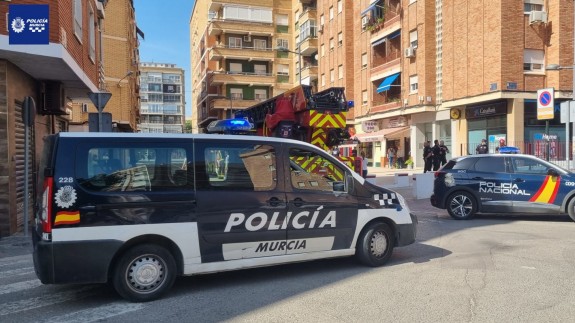 Tres intoxicados en el incendio de una vivienda en Murcia