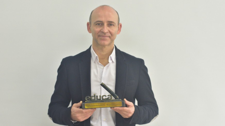 Manuel Flores, con el premio al mejor profesor de FP de España. IES El Arenal