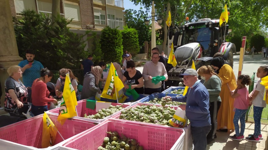 COAG regala 3.000 kilos de alcachofas en Lorca