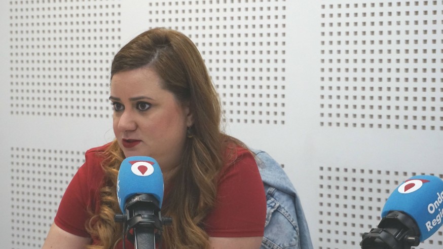 Laura Mateo en los estudios de Onda Regional