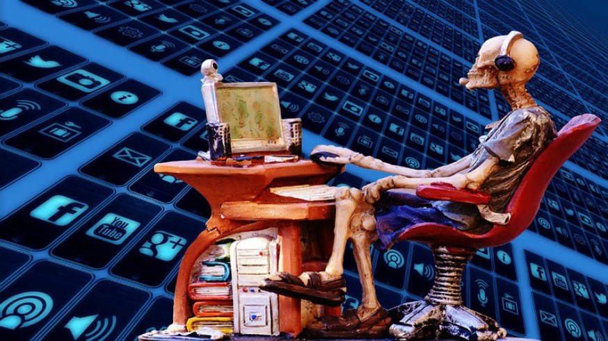 Figura de esqueleto consultando un ordenador