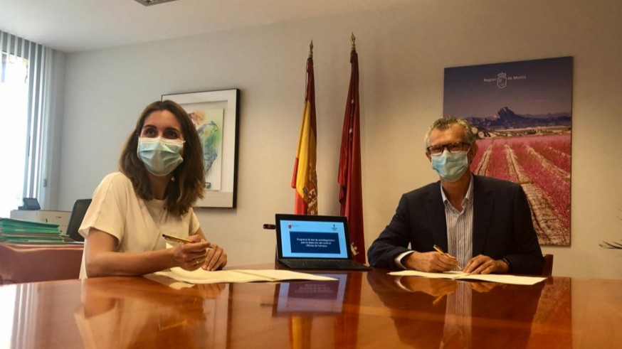 La presidenta del COFMU, Paula Payá, y el consejero de Salud, Juan José Pedreño. CARM
