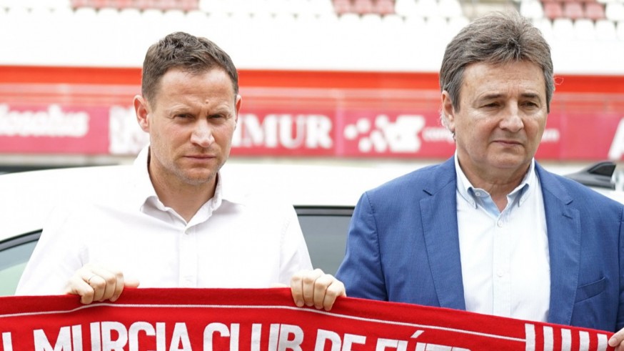 Mario Simón y Agustín Ramos, en la presentación del técnico. Foto: Real Murcia