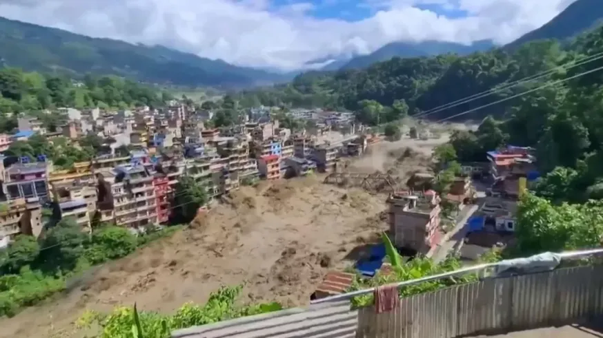 Catástrofe en Nepal: El desprendimiento de un glaciar divide el país en dos y deja miles de desaparecidos