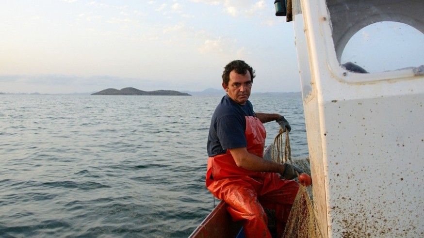 En La mirada de Rubén Juan Serna comentamos la fotografía que ha elegido el fotógrafo de un pescador en el Mar Menor