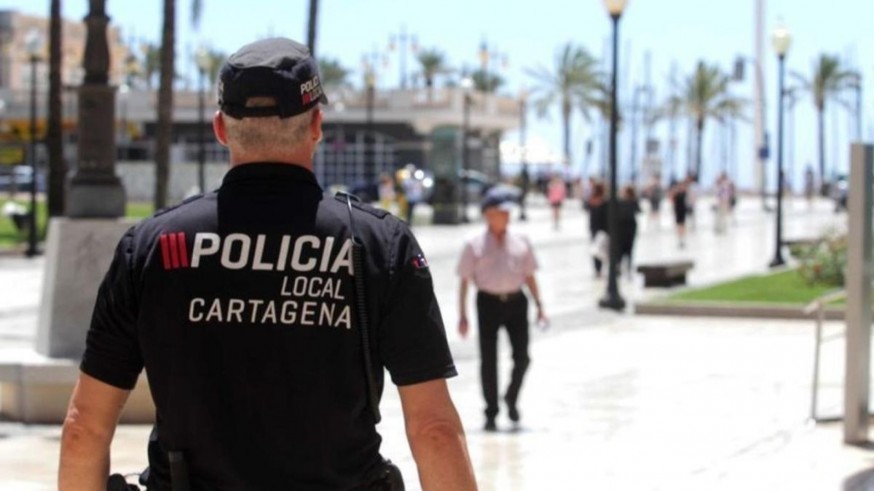  Dos policías locales salvan a una mujer atragantada en una cafetería de Cartagena
