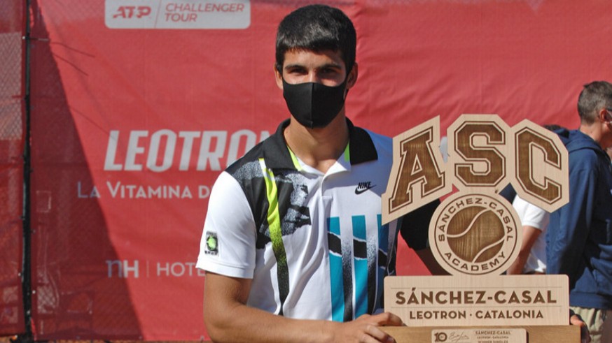 Carlos Alcaraz, con el trofeo que le acredita como campeón del Barcelona Challenger