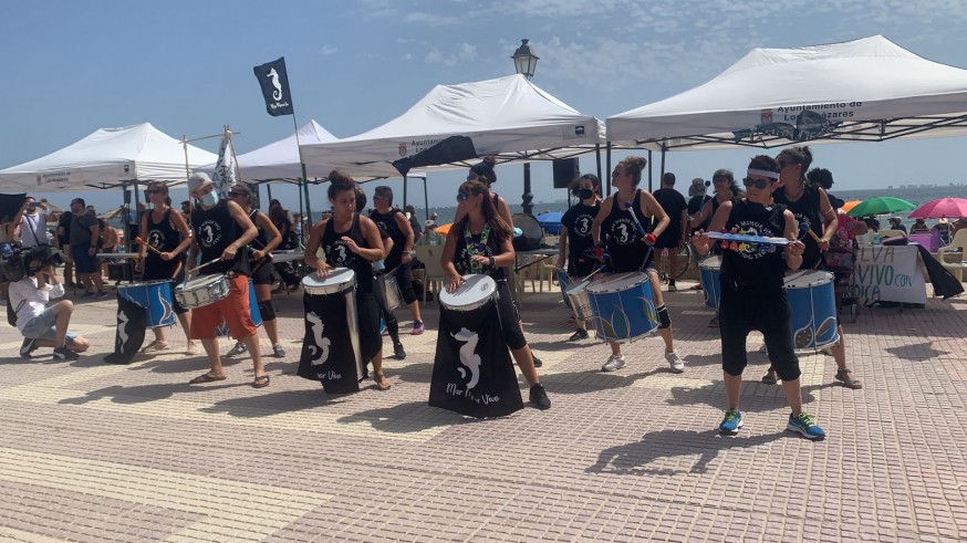 batucada en la playa del Espejo, durante la cadena humana para "abrazar al Mar Menor"