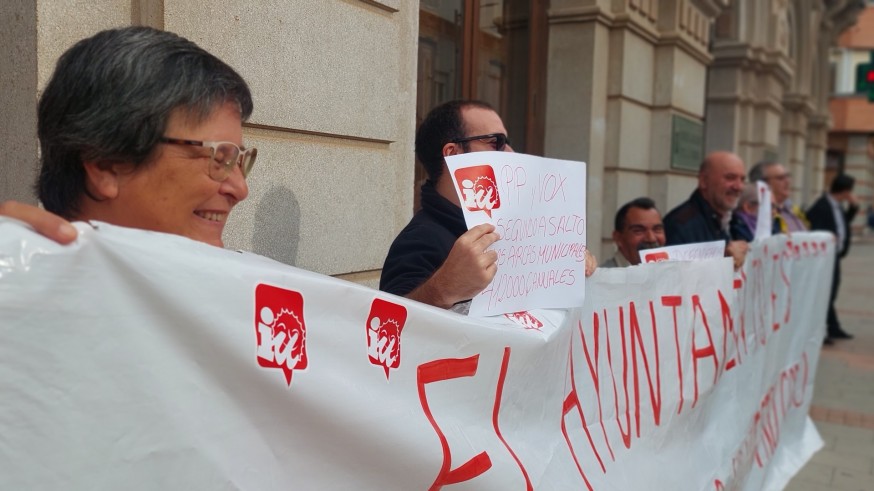 Concentración vecinal en La Unión frente al Ayuntamiento para mostrar su rechazo por la liberación salarial de once concejales