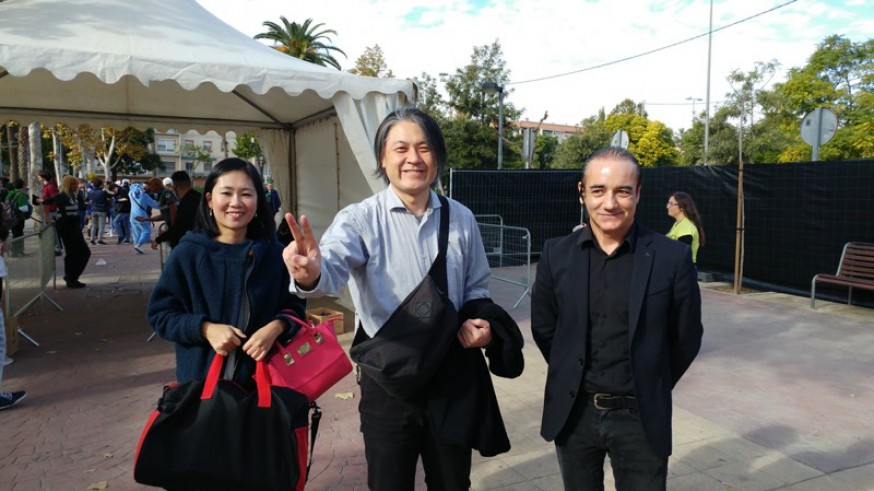 A la derecha el director de Murcia se remanga, Antonio Álvarez, acompañado por Yuji Muto, director de la serie Shin Chan y su traductora