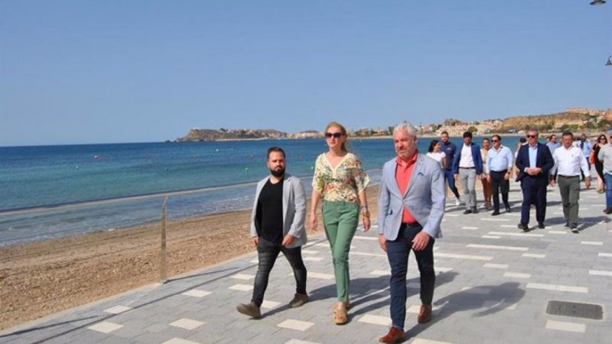 El nuevo paseo marítimo en Mazarrón, "un inmenso mirador sobre la playa del Alamillo", según Guevara