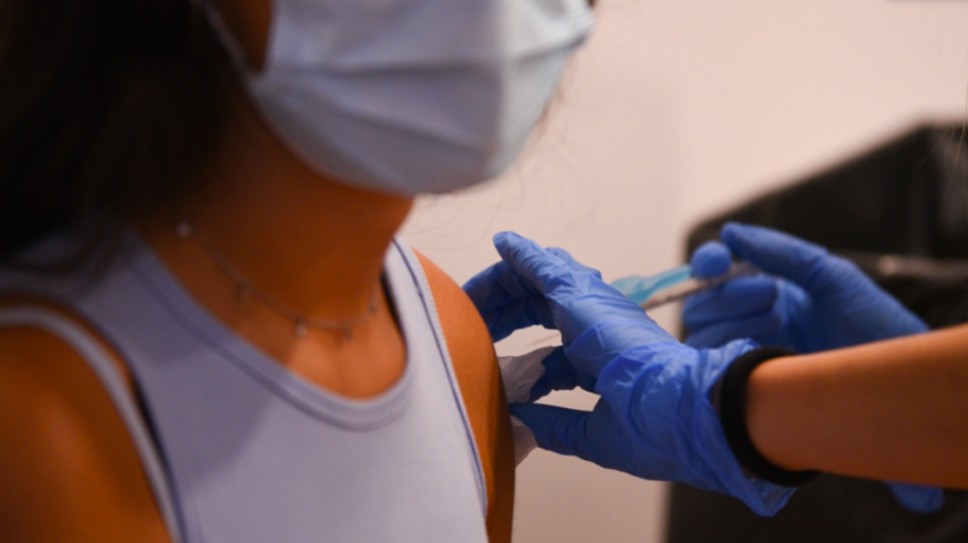 Sanidad estudia administrar a los adolescentes una tercera dosis de la vacuna contra el coronavirus