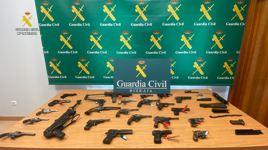 VIDEO | Intervenidas 242 armas en una operación con 3 detenidos, uno de ellos en Murcia