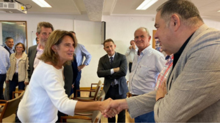 Teresa Ribera junto a los regantes en su reciente visita al Mar Menor