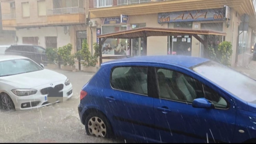 Rescatan a nueve personas atrapadas en vehículos en una rambla de Águilas