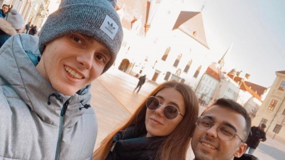 Ángela con dos de sus compañeros en Bolonia