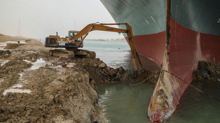 Egipto tendrá que dragar casi 20.000 metros cúbicos de arena para liberar el buque del canal de Suez