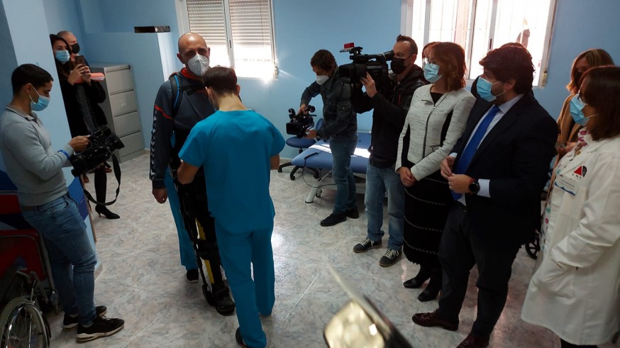 El único exoesqueleto del Levante atrae hasta Murcia a enfermos de esclerosis múltiple de otras autonomías