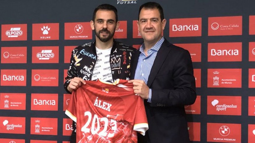 Álex Yepes en la presentación de su renovación