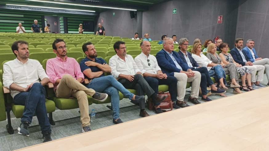Los diez diputados y cuatro senadores electos por la Región de Murcia recogen sus credenciales
