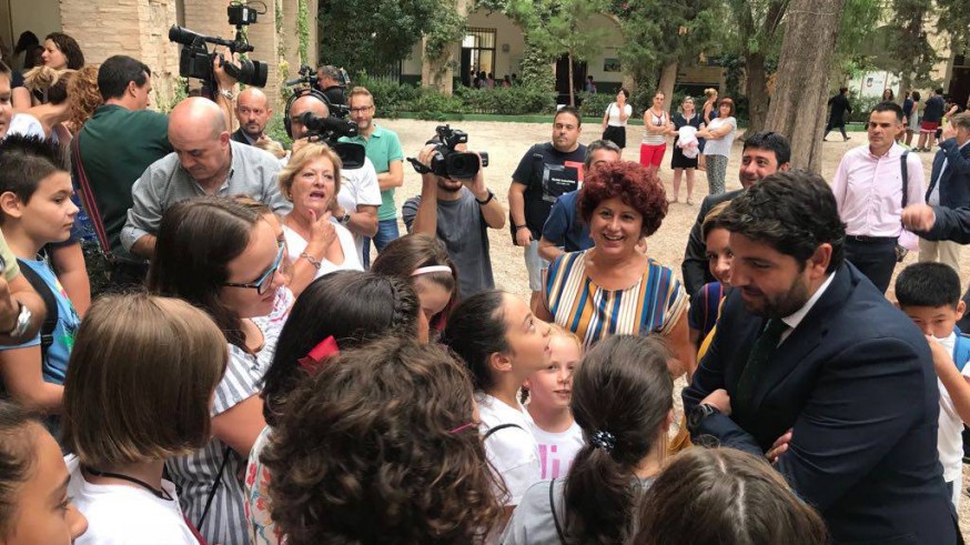 López Miras en su visita al colegio "Ciudad de Begastri" de Cehegín