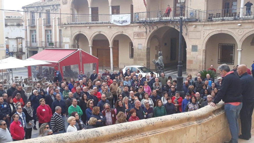Concentración en Lorca para apoyar a los vecinos encerrados en el Ayuntamiento