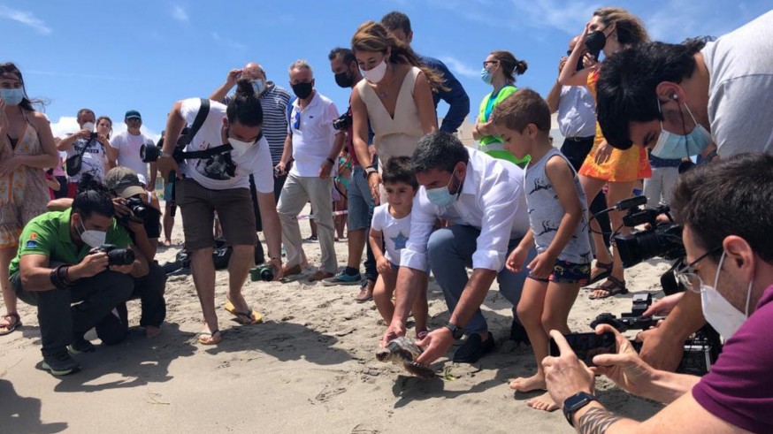 El consejero, Antonio Luengo, devuelve la tortuga al Mediterráneo