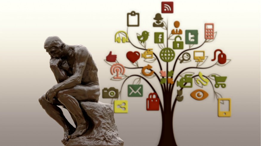 Pensador de Rodin y árbol con logotipos de redes sociales