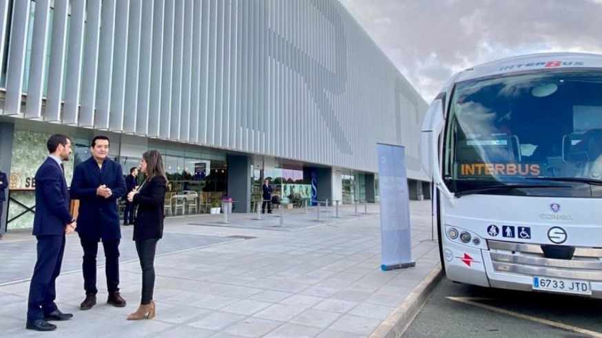 Aumenta casi un 40% el uso de la línea de autobús del Aeropuerto de Murcia