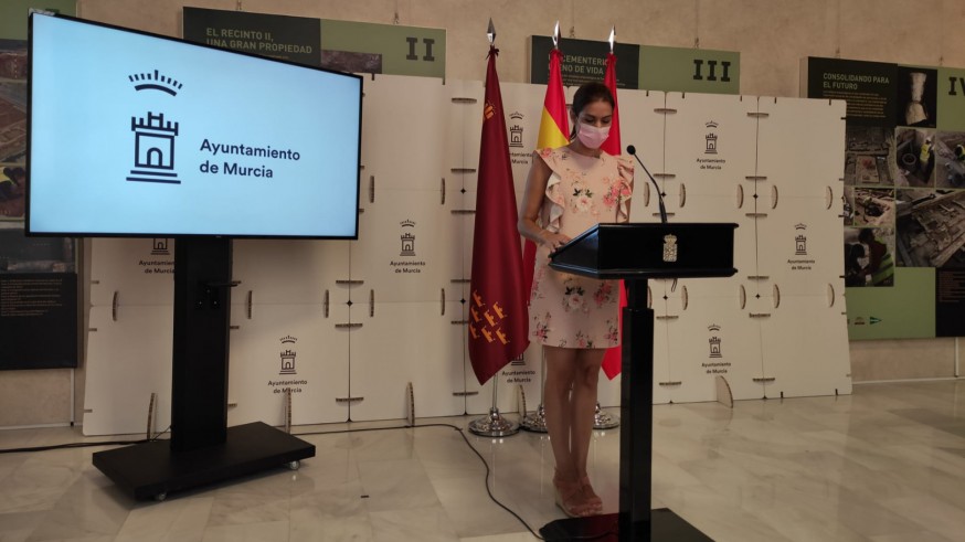 La concejal de Limpieza Viaria, Carmen Fructuoso, da a conocer la iniciativa. ORM