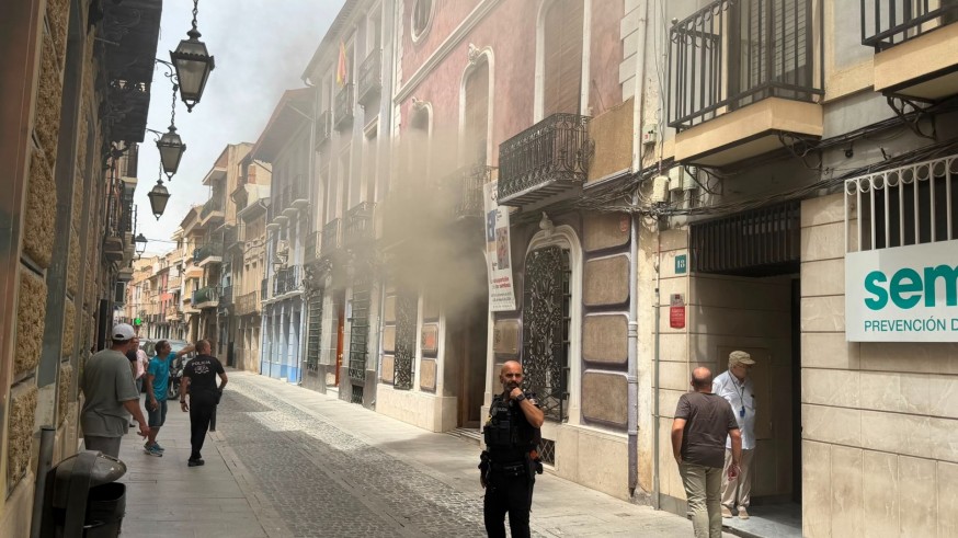 El incendio de Efe Serrano afecta a las tres plantas de la galería