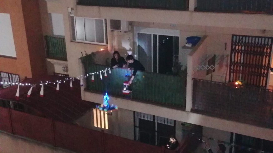 Procesiones entre balcones en una comunidad de vecinos de El Palmar