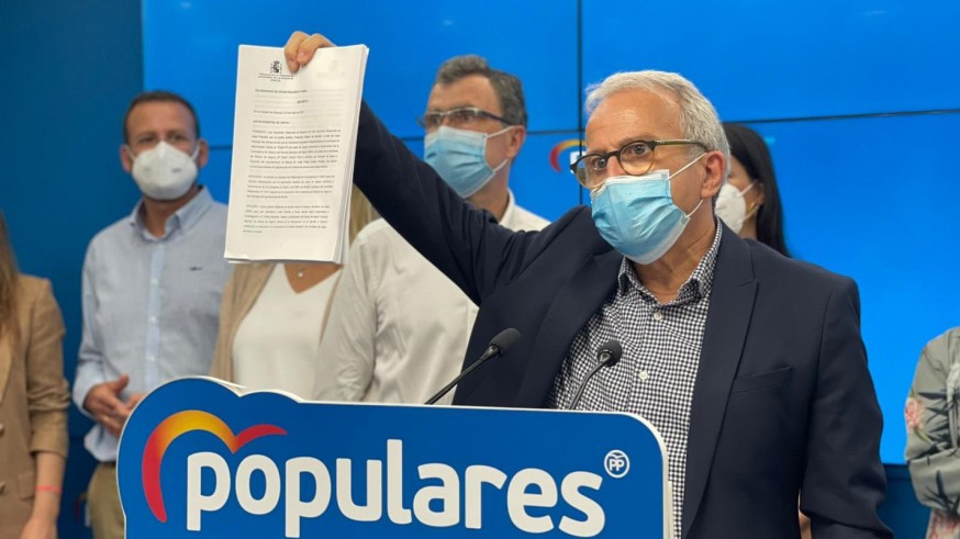 Felipe Coello muestra el decreto de la Fiscalía. PARTIDO POPULAR