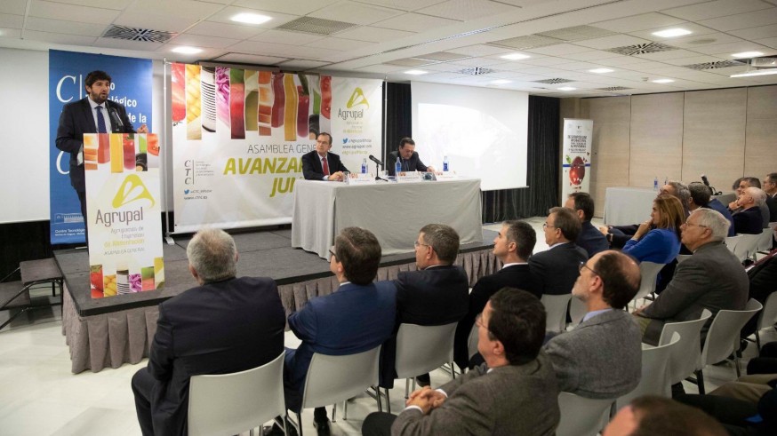 López Miras pide contundencia al Gobierno ante el ataque que sufren los transportistas por las protestas de los chalecos amarillos