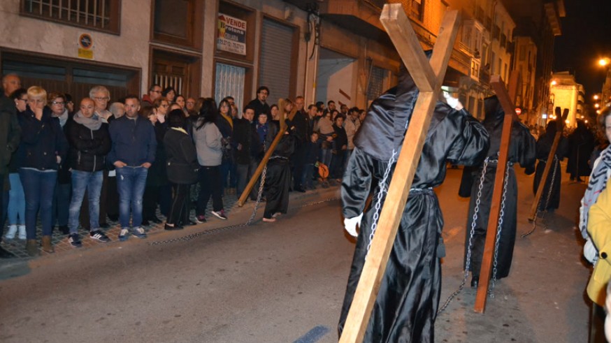 Cruces y cadenas en la procesión penitencial del Rosario de Yecla