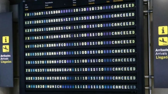 Un panel muestra los vuelos cancelados (archivo). Europa Press