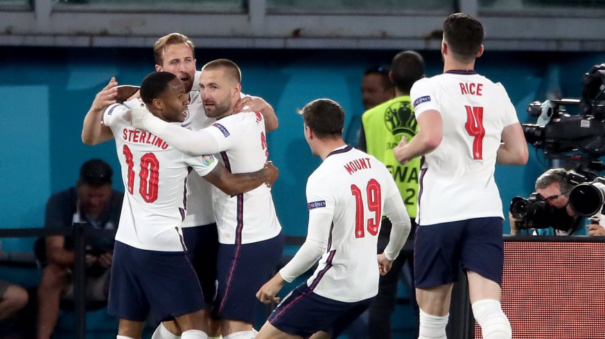 Harry Kane celebra el gol que dio el triunfo a Inglaterra ante Dinamarca 