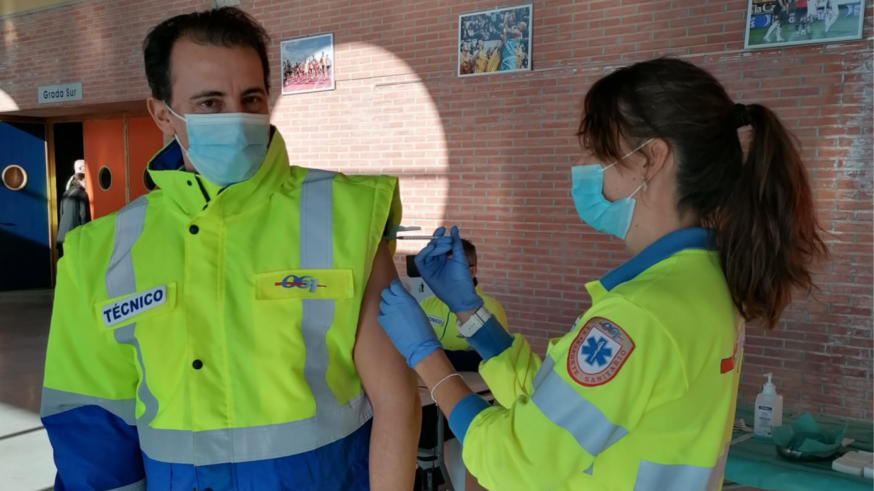 Sanitarios murcianos vacunándose ayer. Foto: murciasalud