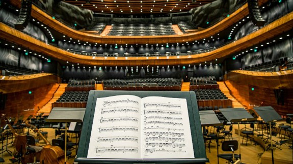 Teatro, partitura en atril e instrumentos de orquesta