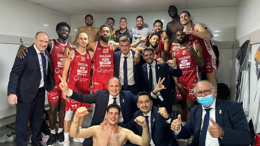 Jugadores, técnicos y dirigentes del Real Murcia Baloncesto celebran la clasificación para la fase de ascenso