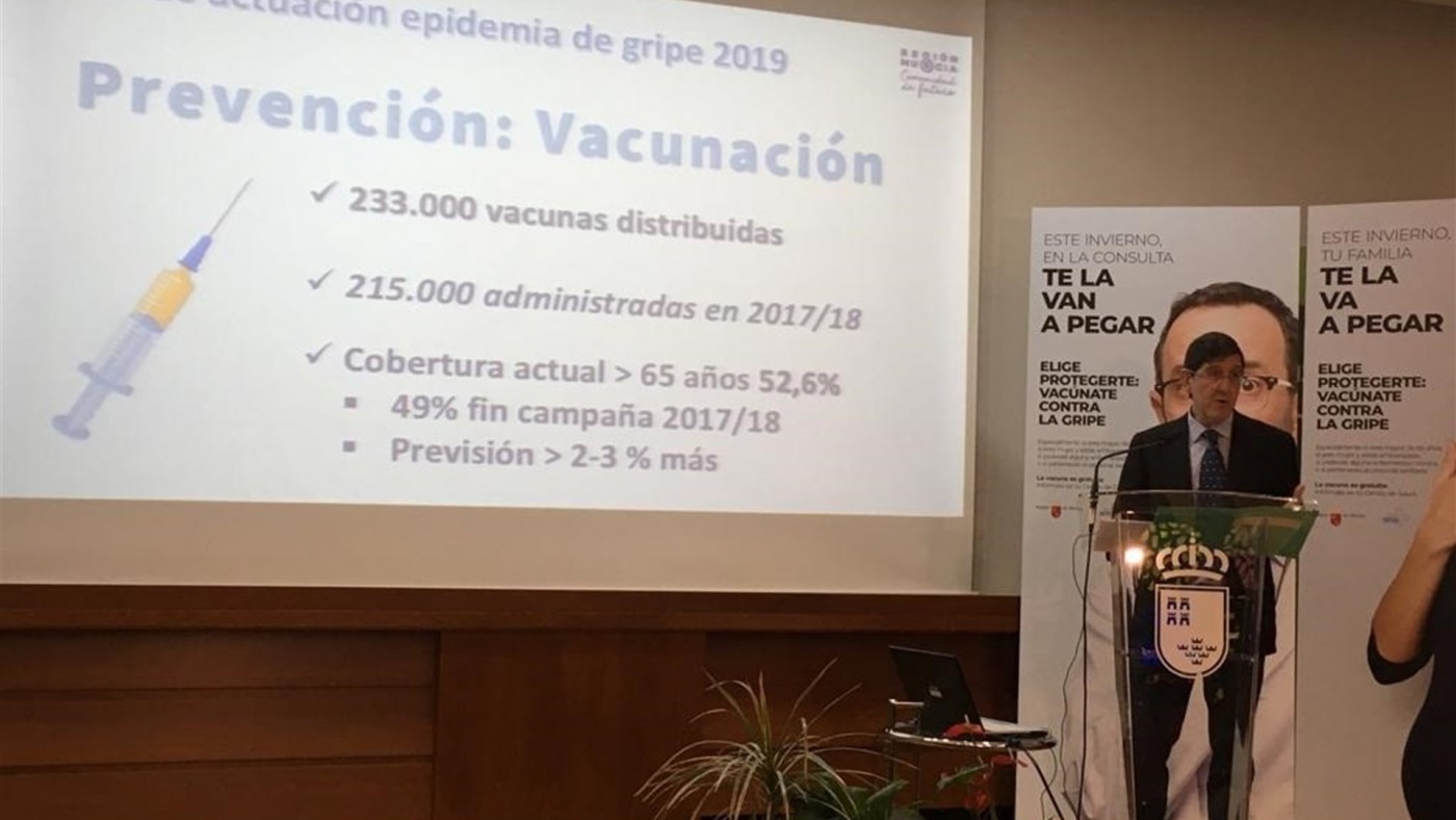 Manuel Villegas en la presentación de la campaña de la gripe