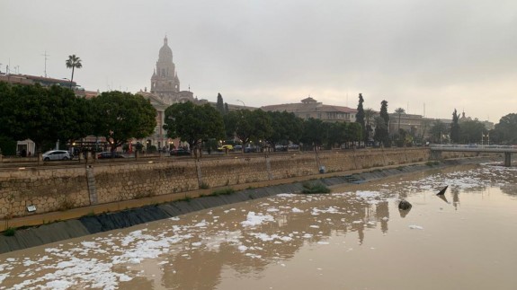 Espuma en el río Segura a su paso por Murcia