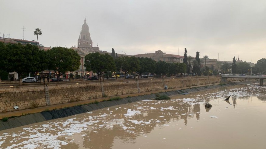Espuma en el río Segura a su paso por Murcia