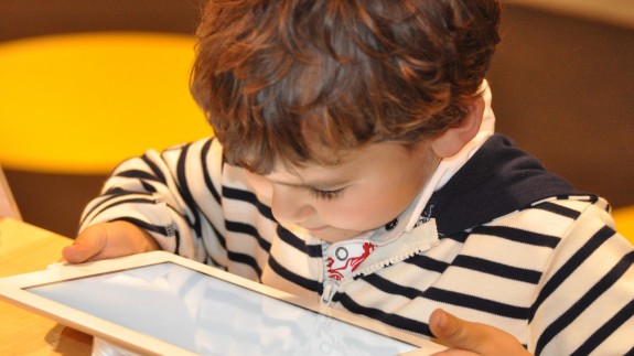 Niño delante de una tablet