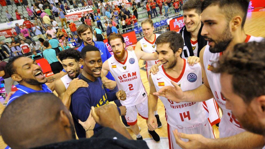 jugadores del UCAM CELEBRANDO LA VICTORIA
