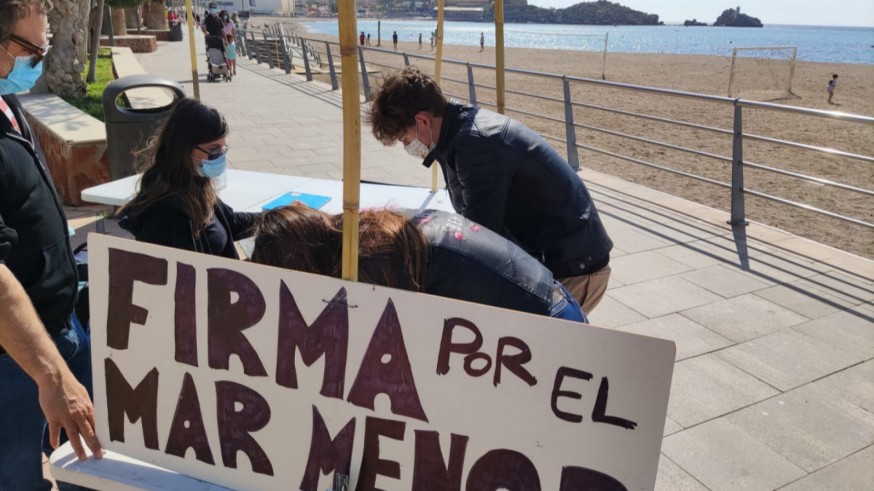 TARDE ABIERTA. Diferentes grupos fuera de la Región recogen firmas para la ILP del Mar Menor
